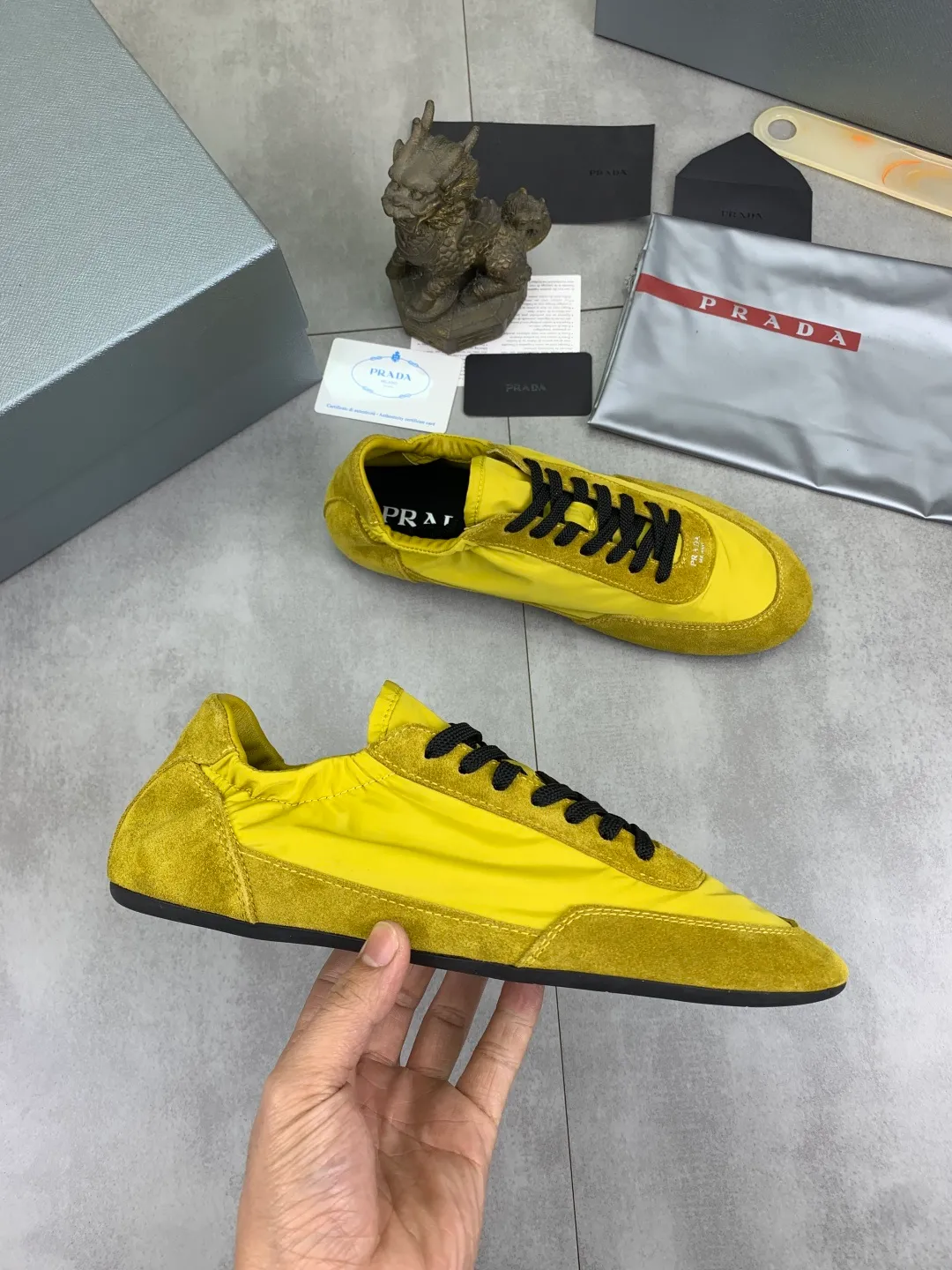 Men's shoes 💰P500💰【New style】hot style is on the official website, 🆘 Trendy brand (Prada) mainly promotes hot style, avant-garde and versatile fashion men's shoes private version mold opening, cowhide surface splicing 1:1 replica... fashionable and simple, original imported cowhide lining cowhide feet; the atmosphere and personality are more fashionable, eye-catching and pursuing class. It will subvert the old idea and be a must-have for fashion trendsetters with you! Must keep it for yourself! Tall and comfortable, large and low, high-end quality workmanship. Size: 38-44; 6️⃣colors available.